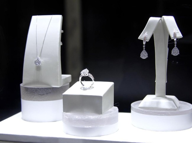 Bentuk kotak itu sangat klasik, mengingatkanku pada perhiasan pillow-cut yang seperti bantal. Ketika dipakai, tampilannya seperti menempel di kuping, sehingga terasa lebih kasual. Namun ukurannya yang besar menciptakan sentuhan yang mewah, terang Dian. (Foto: Mohammad Abduh/Wolipop)