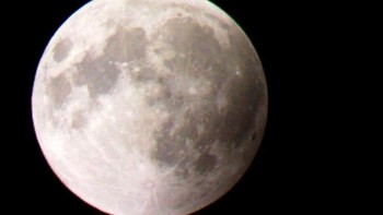 Bulan kembali memesona Langit Indonesia, kali ini dalam bentuk gerhana Bulan terlama abad 21 pada Juli lalu. Foto: Dok. LAPAN