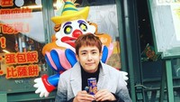 Disandingkan dengan Sunny Suwanmethanon dalam sebuah film baru, wajah Nichkhun terlihat lebih imut. Lihat saja gayanya saat menikmati minuman berenergi. Foto: Instagram @khunsta0624