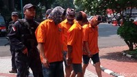 Foto: Mereka mengenakan baju tahanan dan penutup kepala. Para tersangka itu kerap tertunduk. (Matius Alfons-detikcom).