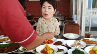 Ini ekspresi kocak ibu Jisun yang baru pertama kali mencicip masakan Minang. Wajahnya kok kelihatan kaget banget ya? Foto: Instagram harijisun