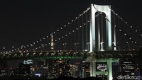 Rainbow Bridge, dicat warna putih sepenuhnya. Namun pada malam hari, jembatan ini bisa menjadi warna-warni yang akhirnya membuat namanya disebut Rainbow Bridge.