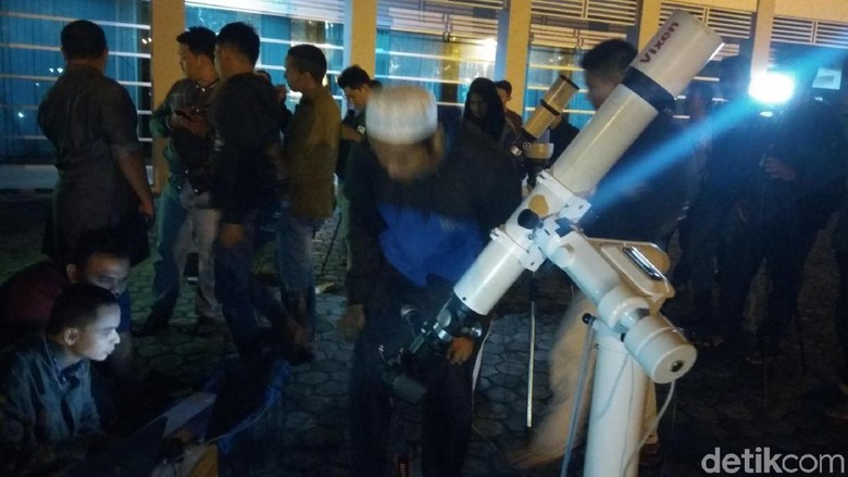 Cuaca Mendung, Gerhana Total di Banda Aceh Timbul-Tenggelam Cuaca Mendung, Gerhana Total di Banda Aceh Timbul-Tenggelam