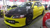 Dari segi pilihan mobil, modifikator Batam lebih mudah mendapatkan tipe mobil yang tidak tersedia di daerah lain di Indonesia. Demikian juga untuk parts-parts besar seperti mesin maupun pelek. Jadi dia lebih berbeda dan beragam, katanya ketika berbincang bersama detikOto di Mega Mall Batam, Batam, akhir pekan kemarin. Foto: Ruly Kurniawan