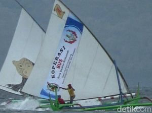 Serunya Saat Nelayan Jawa-Bali Beradu Cepat Menyeberangi Selat Bali