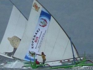 Serunya Saat Nelayan Jawa-Bali Beradu Cepat Menyeberangi Selat Bali