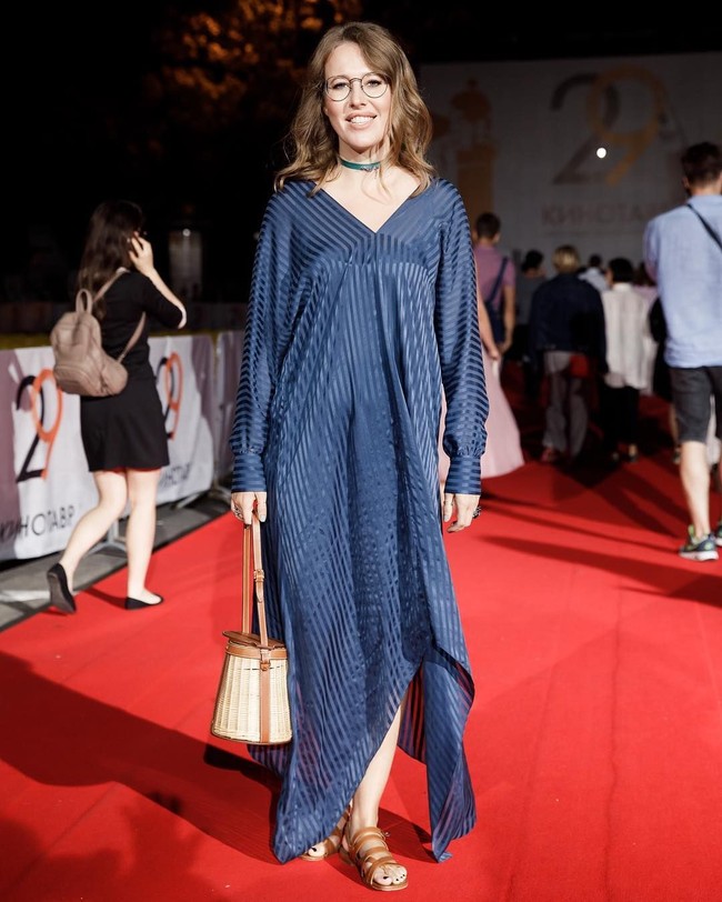 Ksenia Sobchak adalah pemimpin redaksi dari majalah lifestyle LOfficiel. Penampilannya pun selalu fashionable di setiap kesempatan.  Foto: dok. Instagram