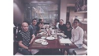 Rayakan ulang tahun pernikahan Iis dahlia, dan sang Ayah. Shay tetap ditemani sang kekasih, di acara makan malam bersama yang spesial itu. Foto: Instagram @salshaindradjaja