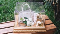 Selain tas Dior, Randi juga memberikan seserahan berupa sling bag dari Coach lengkap dengan parfumnya. Foto: Instagram Seserahan_ID