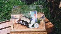 Foto-foto seserahan untuk Tasya Kamila dari Randi Bahtiar sempat mencuri perhatian. Hal itu karena barang-barang yang diberikan Randi untuk Tasya terbilang cukup mewah Dari iphone X hingga tas merek nama yakni dior. Foto: Dok. Instagram/lalamarionmj