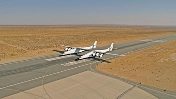 Paul Allen berharap pesawat Stratolaunch ini siap mengudara secepatnya. Jika sesuai rencana, pada tahun 2019 nanti kita sudah bisa melihat Stratolaunch mengudara.  Foto: istimewa 