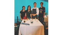Kalau ini pose manis Shay dengan Iis Dahlia, dan Deva. Saat makan malam dengan pemandangan underwater yang keren! Foto: Instagram @salshaindradjaja