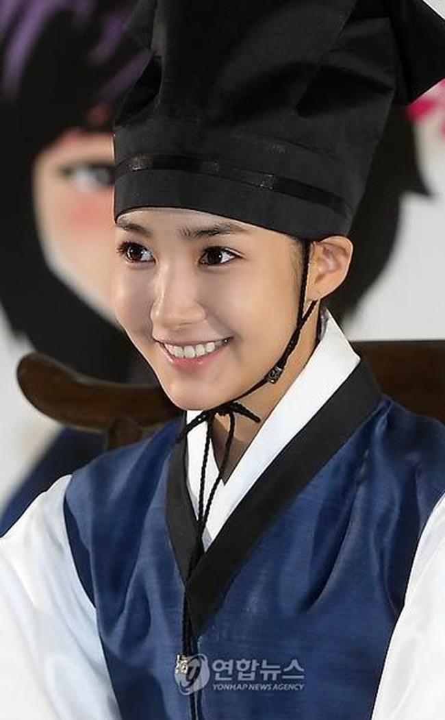 Nama Park Min Young benar-benar bersinar saat dia membintangi serial Sungkyunkwan Scandal bersama Song Joong-ki. Dalam serial tersebut dia menjalank dua peran sebagai pria dan wanita. Foto: ist.