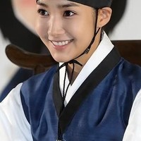 Nama Park Min Young benar-benar bersinar saat dia membintangi serial Sungkyunkwan Scandal bersama Song Joong-ki. Dalam serial tersebut dia menjalank dua peran sebagai pria dan wanita. Foto: ist.
