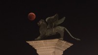 Gerhana bulan total menghiasi langit kota Venice, Italia. Simone Padovani/Awakening/Getty Images.