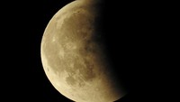 Bulan terlihat saat gerhana bulan terlama abad ke-21 di Madrid, Spanyol, 27 Juli 2018. REUTERS / Paul Hanna