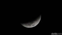 Peristiwa memerahnya piringan bulan saat fase totalitas ini berakhir sekitar pukul 04.20 WIB, ketika piringan bulan mulai memasuki kembali penumbra bumi.