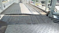 Foto: Pantauan detikcom di JPO Jalan Daan Mogot, Jakarta Barat, Sabtu (28/7/2018) pukul 12.00 WIB, lubang tersebut sudah dipasangi lantai dari bahan besi. (Azizah-detikcom)