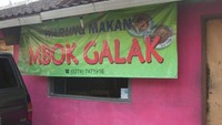 Kira-kira ada yang berani nggak makan di warung ini? Namanya saja warung Mbok Galak, kebayang dong gimana yang jualan. Foto: Istimewa