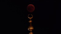 Gerhana bulan penuh Blood Moon naik di belakang Masjid Baru di Istanbul, Turki, 27 Juli 2018. REUTERS / Osman Orsal
