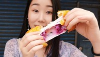 Ia sudah bepergian ke puluhan negara termasuk Taiwan. Jisun sepertinya sedang mencicip camilan berbahan keju dan ubi ungu. Kira-kira apa ya? Foto: Instagram harijisun