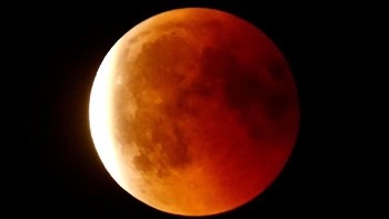 Warnanya merah menyala menghiasi malam. Foto: Dok