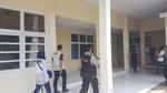 Foto: KPK Geledah-Bawa 1 Koper dari Ruangan DPRD Lampung Selatan