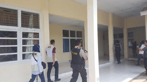 KPK menggeledah ruang komisi, ruang kerja ketua dan wakil ketua DPRD Lampung Selatan.