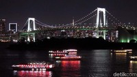Rainbow Bridge menghubungkan Dermaga Shibaura, bagian utara Teluk Tokyo ke Odaiba.
