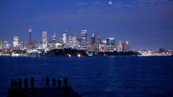 Ramai berburu pemandangan indah gerhana  Bulan di Sydney, Australia. Foto: Getty Images