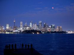 Antusiasme Warga Dunia Sambut Gerhana Bulan Terlama