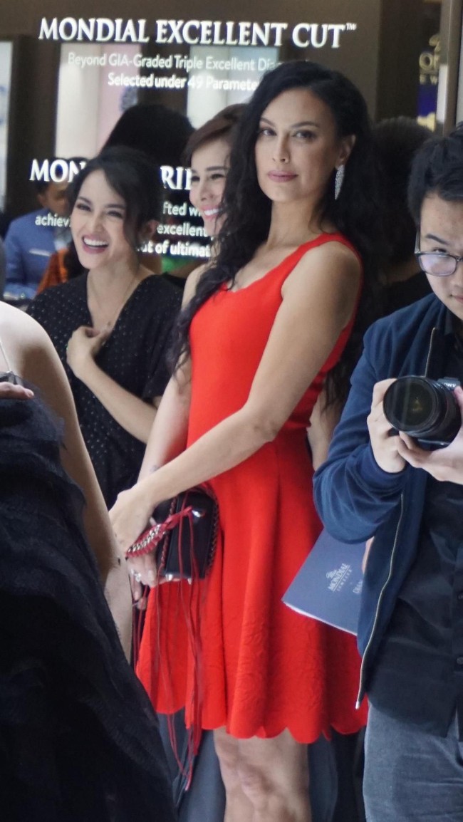 “I feel unusual,” ujar Sophia kepada Wolipop di sela acara. Ibu dua anak ini mengaku merasa berbeda karena jarang memakai gaun berwarna merah mencolok. “Biasanya kan pakai hitam,” tambah Sophia. Foto: Daniel Ngantung/Wolipop