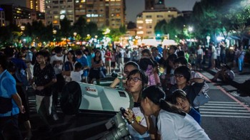 Antusiasme warga Taiwan menyongsong gerhana Bulan total di Sun Yat Sen Memorial Hall, Taipei. Foto: Getty Images