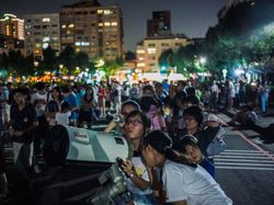 Antusiasme Warga Dunia Sambut Gerhana Bulan Terlama