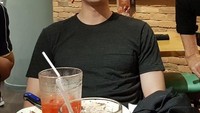 Terlihat sedang berada di restoran steak. Nichkun pun tampak lahap menikmatinya, karena saat foto ini diunggah sajian steaknya sudah habis. Wah wah.. Foto: Instagram @khunsta0624