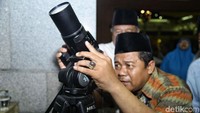 Panitia dari pihak Jakarta Islamic Center juga tak lupa untuk mengabadikan meomen langka yang melintasi langit Jakarta.