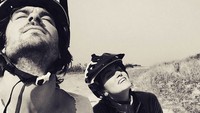 Nikki Reed dan Ian Somerhalder sangat mencintai lingkungan, oleh karena itu mereka juga sangat menikmati berolahraga di luar ruangan, misalnya bersepeda. Dan tentu saja, bersama-sama. (Foto: Instagram/iansomerhalder)