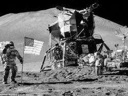 Potret Bersejarah Para Astronot Injak Permukaan Bulan