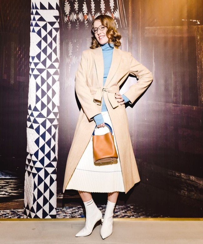 Ini gaya high-fashion Ksenia menggunakan busana branded dari atas sampai bawah. Dia menggunakan rok dan coat dari Victoria Beckham, sepatu boots Fendi dan tas Marni.  Foto: dok. Instagram