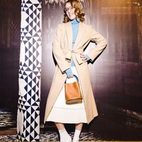 Ini gaya high-fashion Ksenia menggunakan busana branded dari atas sampai bawah. Dia menggunakan rok dan coat dari Victoria Beckham, sepatu boots Fendi dan tas Marni.  Foto: dok. Instagram