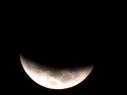 Potret Gerhana Bulan Total yang Pukau Indonesia