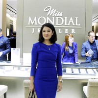 Untuk kesempatan spesial tersebut, ia memilih sheath dress biru polos tanpa ornamen. Siluetnya yang mengikuti lekuk tubuh semakin memaksimalkan penampilan bintang Ada Apa dengan Cinta ini.  Foto: Foto: Mohammad Abduh/Wolipop