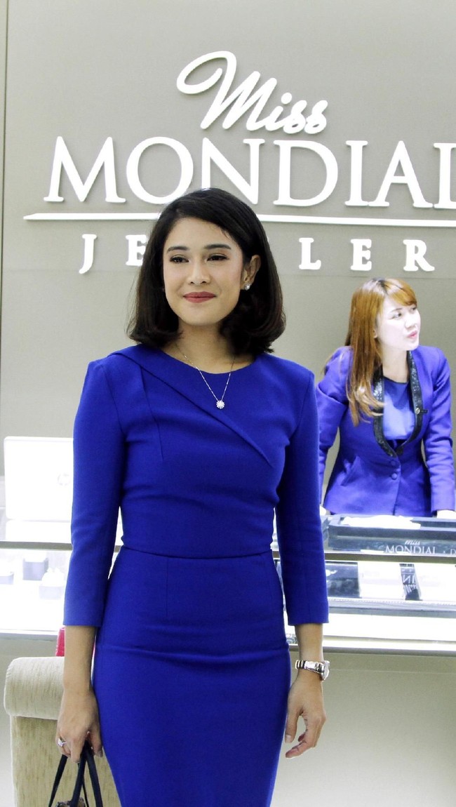 Untuk kesempatan spesial tersebut, ia memilih sheath dress biru polos tanpa ornamen. Siluetnya yang mengikuti lekuk tubuh semakin memaksimalkan penampilan bintang Ada Apa dengan Cinta ini.  Foto: Foto: Mohammad Abduh/Wolipop