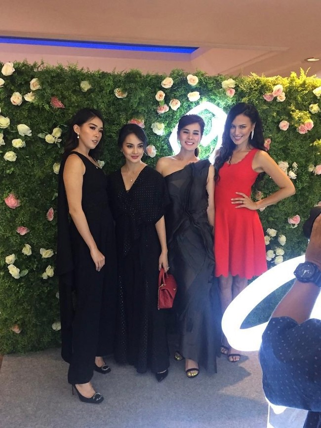 Astrid Tiar dan Ririn Ekawati juga meramaikan acara ini. Keduanya kompak dalam balutan gaun hitam.  Foto: Foto: Daniel Ngantung/Wolipop