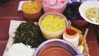 Di Bukittingi, Sumatra Barat katupe pical jadi darapan wajib. Dijajakan di warung hingga pasar tradisional. Dikenal dengan nama Katupe Pical Kapau. Instagram @enrymazzi