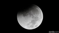Peristiwa gerhana bulan total yang cukup lama ini terbilang sangat langka karena hanya akan terjadi ratusan tahun lagi.