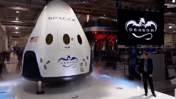 Kalau ini adalah kapsul Dragon dari SpaceX untuk membawa penumpang ke International Space Station. Di masa mendatang, perusahaan ini punya ambisi besar nantinya bisa mewadahi piknik ke bulan bahkan lebih lanjut mampu membuat pesawat menuju Mars dan membangun koloni di sana. Foto: Istimewa