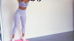 Linn Lowes merupakan pelatih fitness inspiratif yang beken di Instagram. Sebabnya, ia sering mengunggah trik untuk bisa fitness di rumah tanpa alat.
