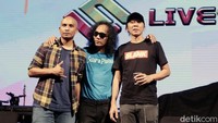 Harga mahal itu relatif, mungkin tempatnya di hall bintang lima atau mungkin yang pulang penontonnya bawa kalung tiga gram kan kita nggak tahu. Ya itu relatif banget sih, papar Bimbim.  Foto: Slank (Ismail/detikHOT)