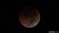 Tim detikfoto mengabadikan proses terjadinya gerhana bulan total dari kantor detik.com, Jakarta, Sabtu (28/7/2018) dinihari. Seperti diketahui, gerhana bulan total abad ini adalah gerhana bulan paling lama dalam 100 tahun. Fase gerhana bulan total ini akan berlangsung kurang lebih 52 menit sampai menuju fase puncak gerhana bulan.